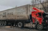 В Днепре возле авторынка столкнулись фура и автобус: движение затруднено 