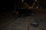 В Днепре автомобиль потерял колесо и вылетел на рельсы