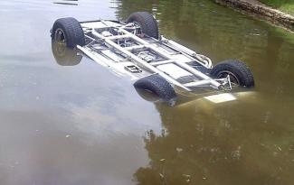 автомобиль в реке