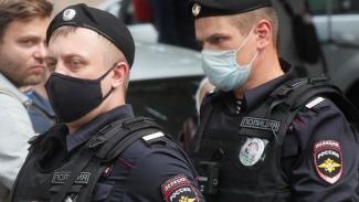 В РФ активист "сбил" кепку с копа флагом Украины