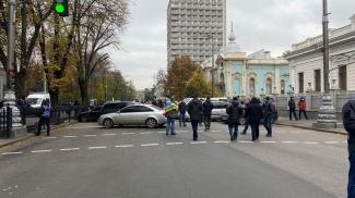 В Киеве "евробляхеры" традиционно перекрывают улицу Грушевского