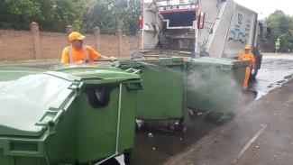 коммунальщики в Днепре следят за чистотой и состоянием мусорных баковв Днепре следя за чистотой и состоянием мусорных баков