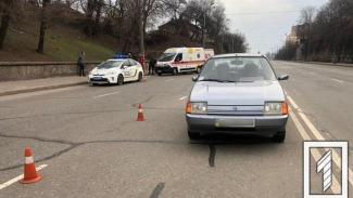 в Кривом Роге парень бросился под машину