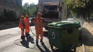 В Днепре коммунальщики ежедневно моют мусорные баки