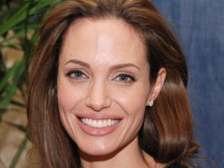 Анджелина Джоли показала грудь в экстремальном декольте