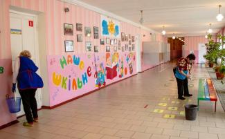 Дніпро навчає з любов’ю: у місті ретельно дезінфікують заклади освіти, де розташовувались виборчі дільниці