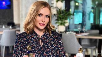 Красноволосая Слава Каминская засветила грудь