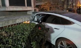 Водитель выпрыгнул на ходу из неуправляемой Tesla Model S
