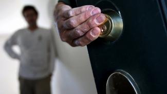 Дедушку силой выгнали из квартиры