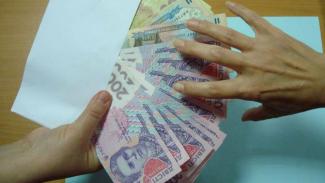 В Днепре полицейский требовал регулярную "дань" от предпринимателя