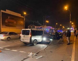 Водитель на "Жигулях" влетел в минивэн