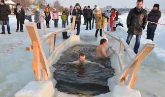 кому не стоит купаться на Крещение