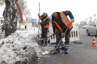 В Днепре коммунальщики расчищают ливневки для приема талого снега