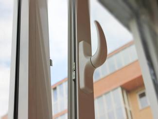 В Днепре мужчина выпрыгнул в окно