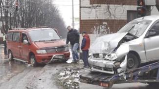 В Кривом Роге легковушка протаранила минивэн на перекрестке