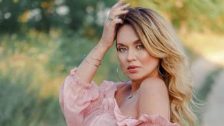 Жена продюсера "Квартал 95" засветила грудь