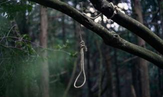 В Никополе пожилой мужчина повесился на дереве возле дома