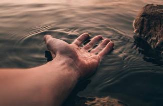 В Каменском мужчина утонул в озере после застолья с друзьями