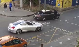 В центре Днепра пешеход подрался с водителем (Видео)