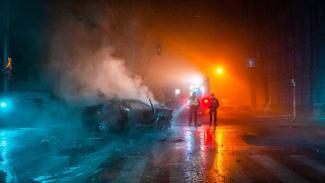 В Днепре легковушка на скорости врезалась в дерево и загорелась: водителя забрала скорая (Видео)