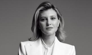 Елена Зеленская вышла в свет в стильном деловом костюме