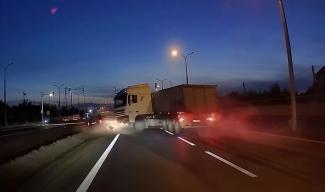 Под Днепром грузовик снес легковой автомобиль: машина вылетела на обочину