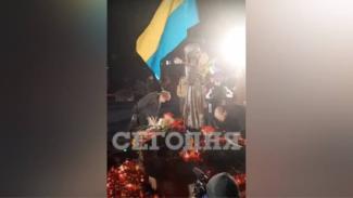 В Киеве пенсионер ел хлеб с мемориала Голодомора