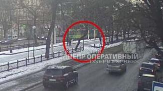 В центре Днепра воры украли остатки забора после ДТП (Видео)