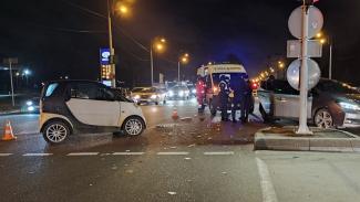 В Днепре дорогу не поделили две легковушки: водителя госпитализировали