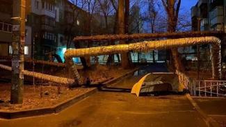 В Днепре водитель на грузовике снес теплотрассу: жители домов остались без отопления