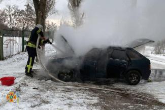 В Новомосковске во дворе многоэтажки загорелась легковушка