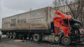 В Днепре возле авторынка столкнулись фура и автобус: движение затруднено