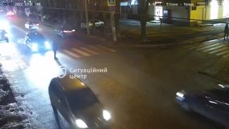 В Днепре водители не давали мужчине на "зебре" перейти дорогу, а после сбили (Видео) 