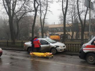 Водителю стало плохо: в Никополе авто угодило в ДТП