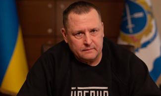 р