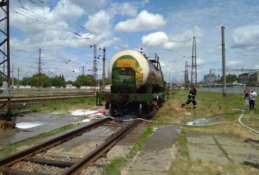 На железной дороге под Днепром произошла утечка серной кислоты