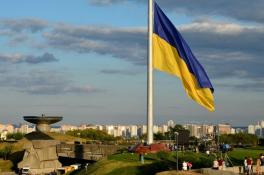 В столице Украины подняли самый большой флаг