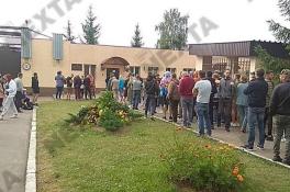 Возле тюрьмы в Жодино встречают освобожденных