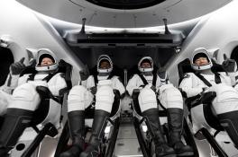 SpaceX запустила первый регулярный маршрут в космос