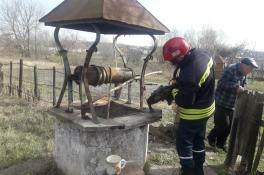 Мужчина упал в колодец