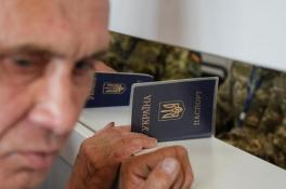 Не дают паспорт, но забирают в армию: в Украине разгорелся скандал
