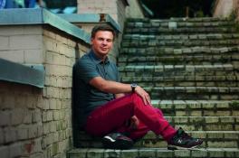 Дмитрий Комаров экипировался для выхода в свет