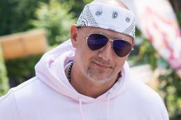 Потап показал дом, украшенный к Рождеству