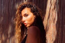 Анна Седокова в чулках оголила ягодицы на камеру