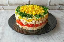 Изысканный салат с курицей и кукурузой: рецепт дня