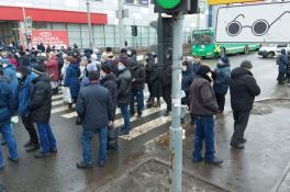 В Харькове работники завода перекрыли дорогу в знак протеста