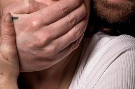 В Киеве пенсионер который проник в чужую квартиру и взял в заложники женщину