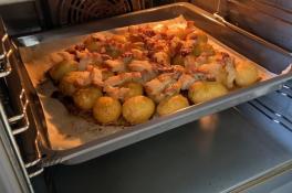 Запеченная молодая картошка с салом: бабушкин рецепт