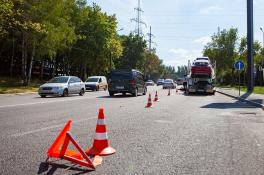 В Днепре мотоциклист попал под фуру: пострадавшего госпитализировали