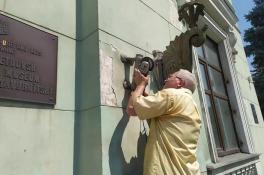 Декоммунизировали: в Днепре с исторического музея спилили советскую символику